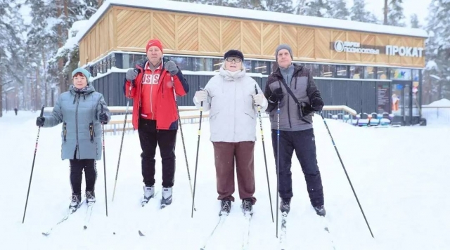 «Активное долголетие»: как пенсионеры осваивают зимний досуг в лесопарке «Стрелки»