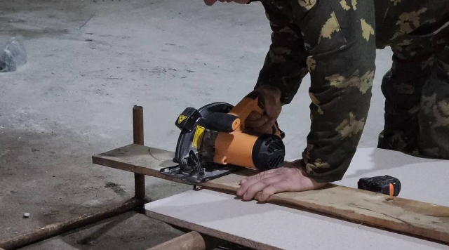 Известный можайский депутат и директор Дворца спорта увез бойцам спецоперации стройматериалы