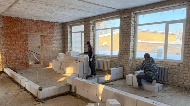 Без трещин и старых труб: в деревне Кабаново продолжается капремонт школы № 10