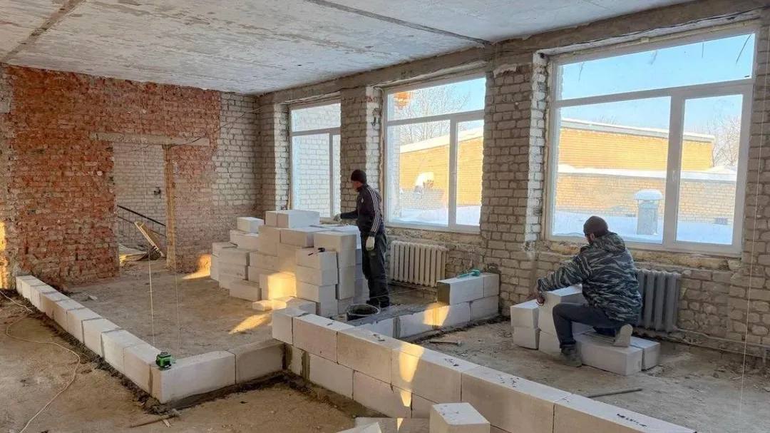 Без трещин и старых труб: в деревне Кабаново продолжается капремонт школы № 10