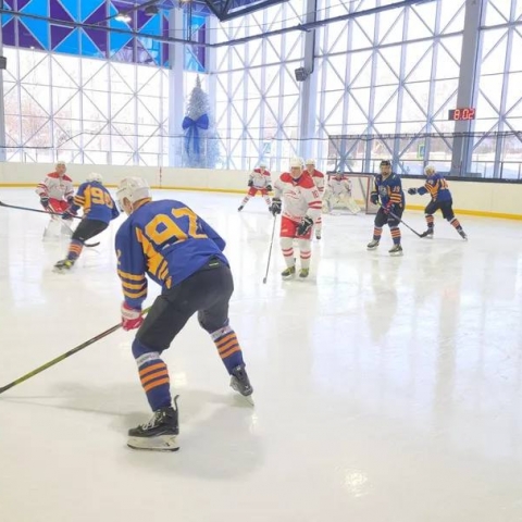В Орехово-Зуеве ветераны хоккея устроили ледовую битву
