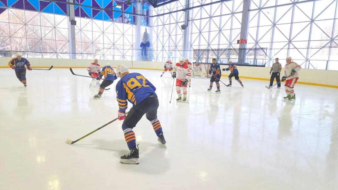 В Орехово-Зуеве ветераны хоккея устроили ледовую битву
