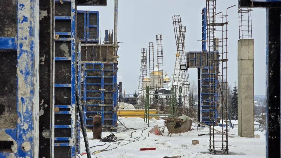 Новейшие трибуны и футуристичное поле: как сейчас выглядит стадион «Спартак» в Можайске