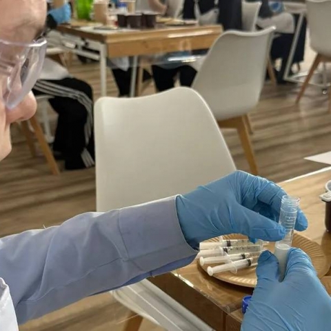 В Ступине школьники стали лаборантами на ферме и проверили молоко на кислотность