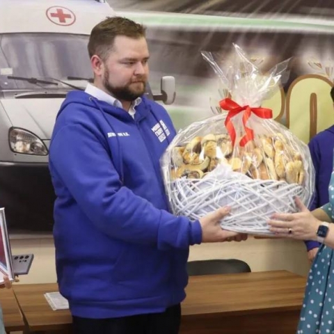 Вкусный презент: корзину пирогов вручили егорьевским фельдшерам