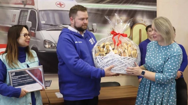 Вкусный презент: корзину пирогов вручили егорьевским фельдшерам