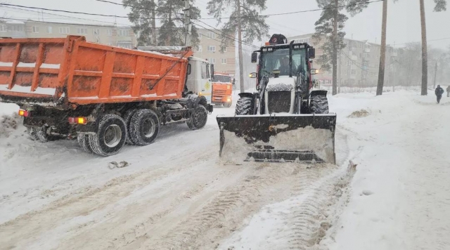 В Орехово-Зуевском округе в борьбе со снегопадом используют более 100 единиц техники