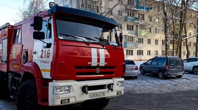 Спасатели помогли медикам госпитализировать пожилую женщину в Егорьевске