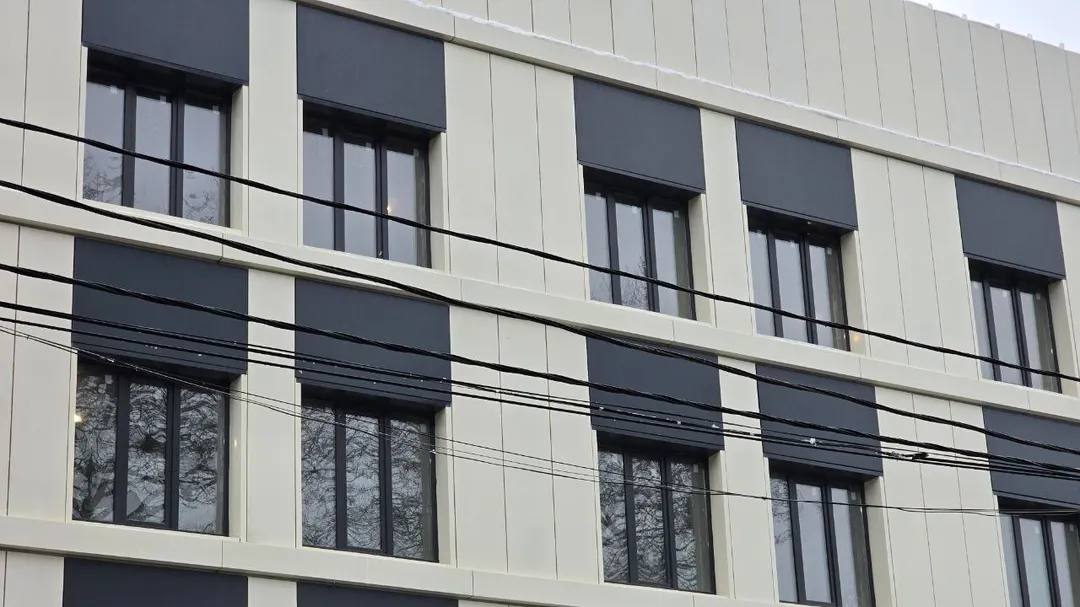 В новый хирургический корпус начали завозить мебель и оборудование