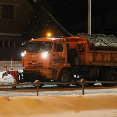 Спецтехника вышла на обработку улиц противогололедной смесью