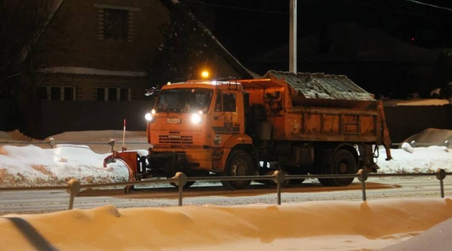 Спецтехника вышла на обработку улиц противогололедной смесью