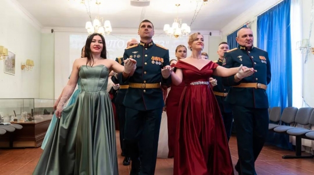 Бородинское поле превратилось в бальную залу для военных и их спутниц