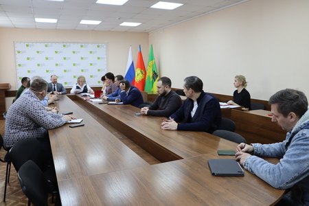 Елена Карпова провела совещание с руководителями предприятий округа