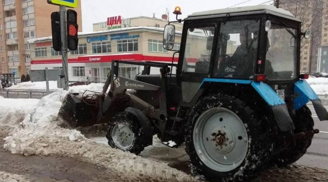 Весенние хлопоты: в Егорьевске на дорогах ликвидируют подтопления и ямы