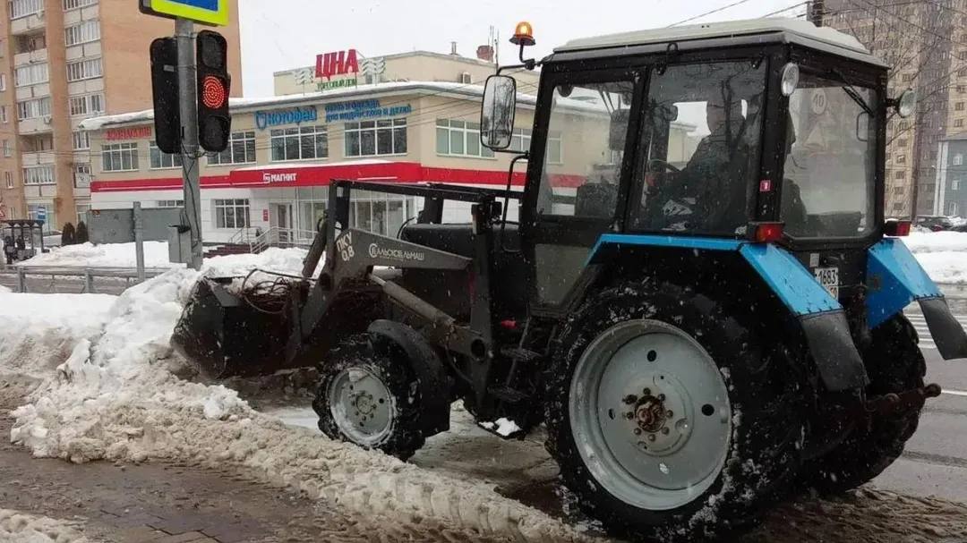 Весенние хлопоты: в Егорьевске на дорогах ликвидируют подтопления и ямы