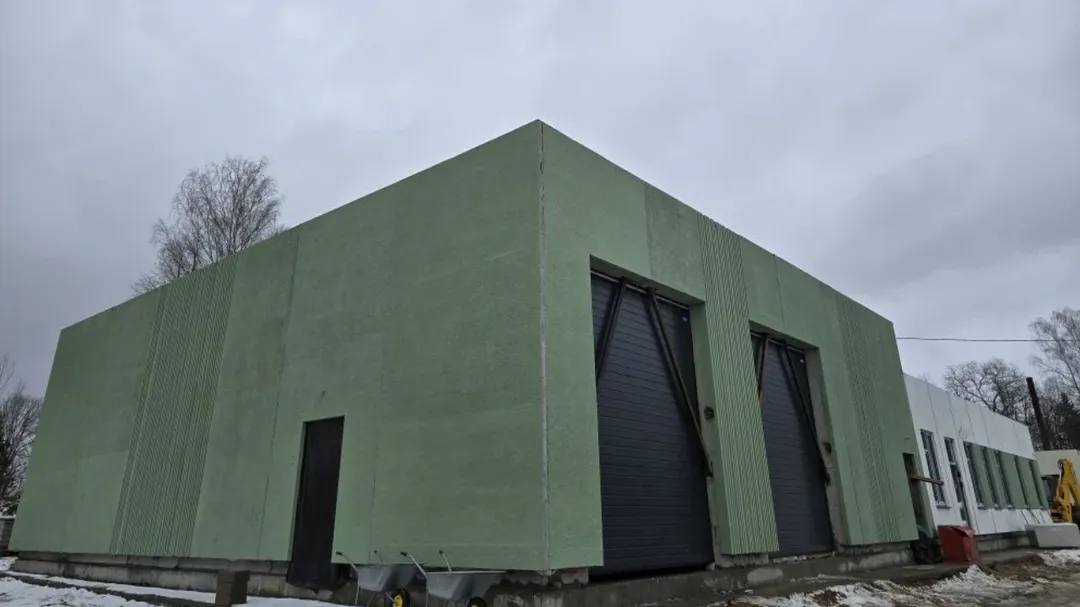 Три бригады, готовые к выезду: в селе Поречье достраивают объект, которого ждали десятилетиями