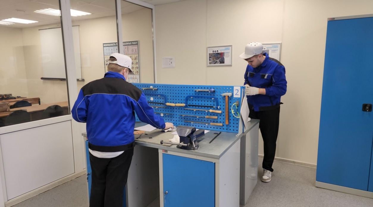 На заводе в Демихове профессии слесаря обучают школьников