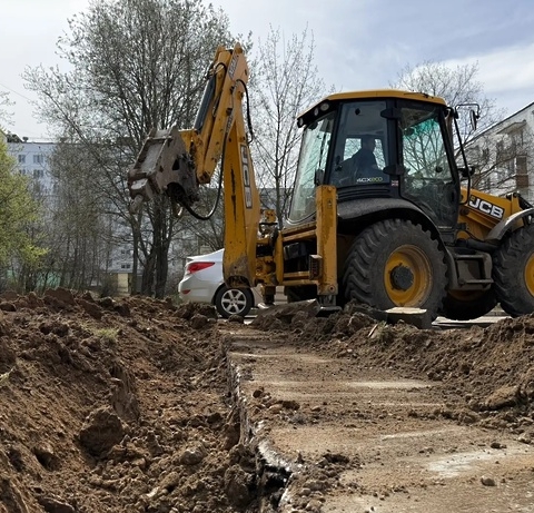 В Можайском округе – новый этап благоустройства: во втором дворе уже демонтируют старые дорожк