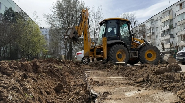 В Можайском округе – новый этап благоустройства: во втором дворе уже демонтируют старые дорожк