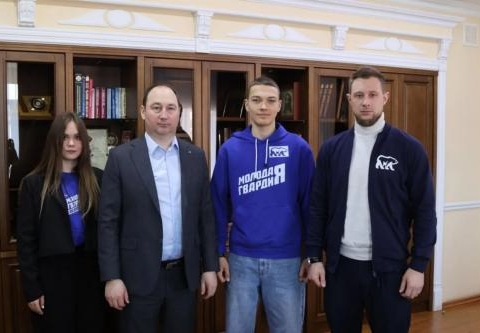 Молодогвардейцы провели один день с главой округа