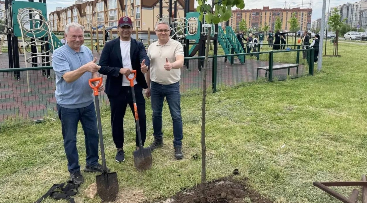 Сенатор Артамонов продолжает лично озеленять Калужскую область