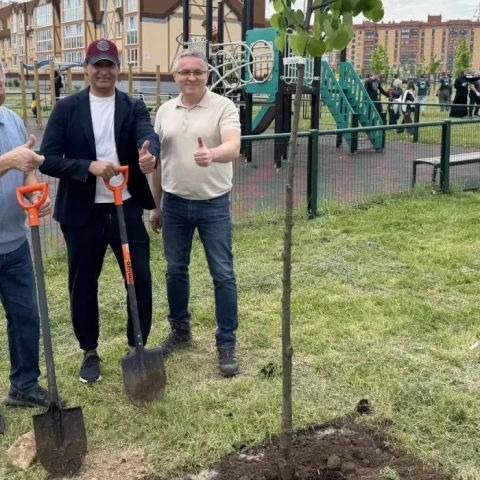 Сенатор Артамонов продолжает лично озеленять Калужскую область