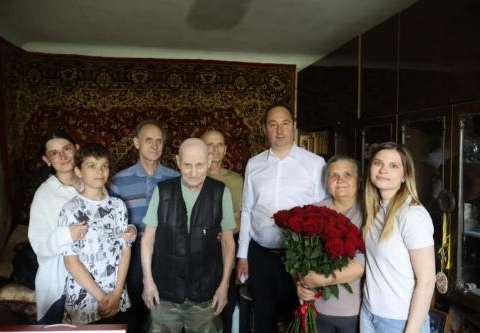 Глава Ступино Сергей Мужальских поздравил с 95-летием ветерана-труженика тыла