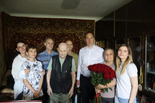 Глава Ступино Сергей Мужальских поздравил с 95-летием ветерана-труженика тыла