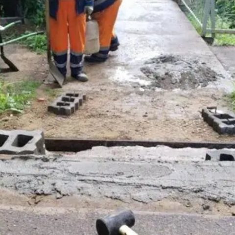 В Обнинске латают дорожные дыры