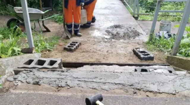 В Обнинске латают дорожные дыры